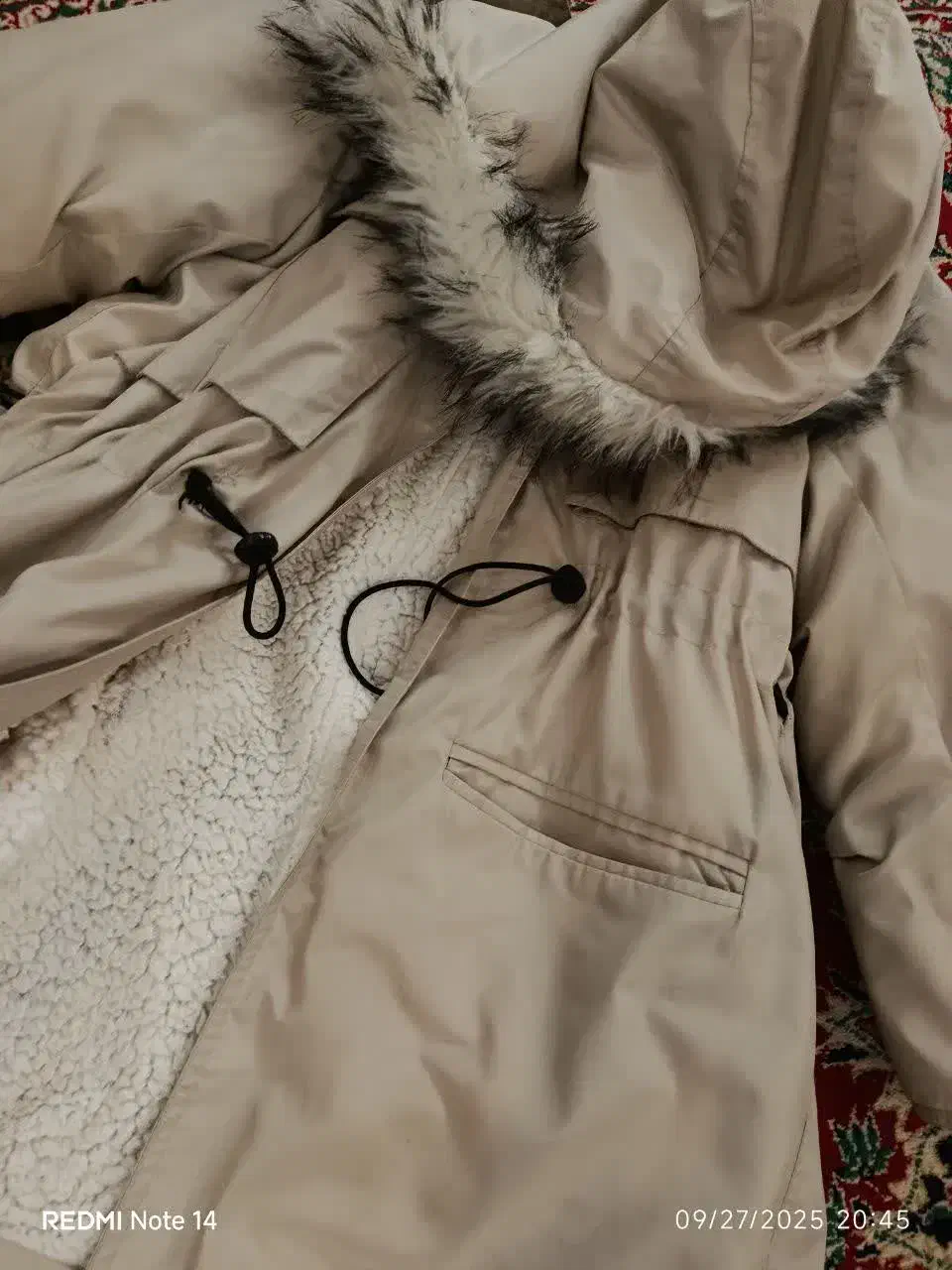 کاپشن|لباس|اصفهان, باغ فدک|دیوار