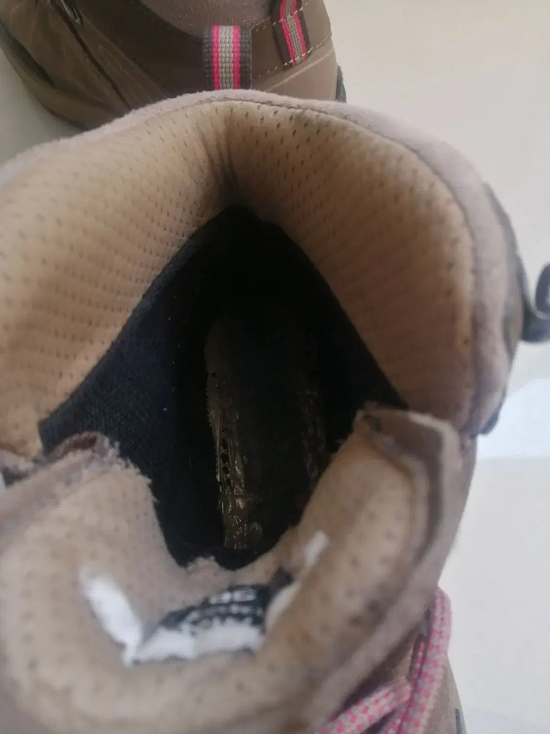 کفش کوهنوردی|کیف، کفش، کمربند|رباط‌کریم, رباط‌کریم|دیوار