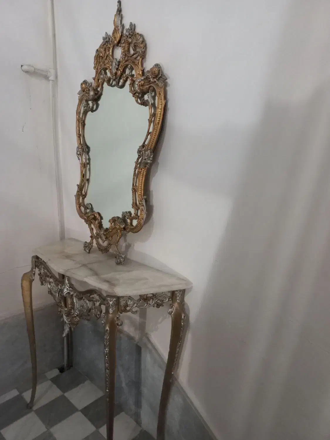 اینه و میز|آینه|ساوه, |دیوار