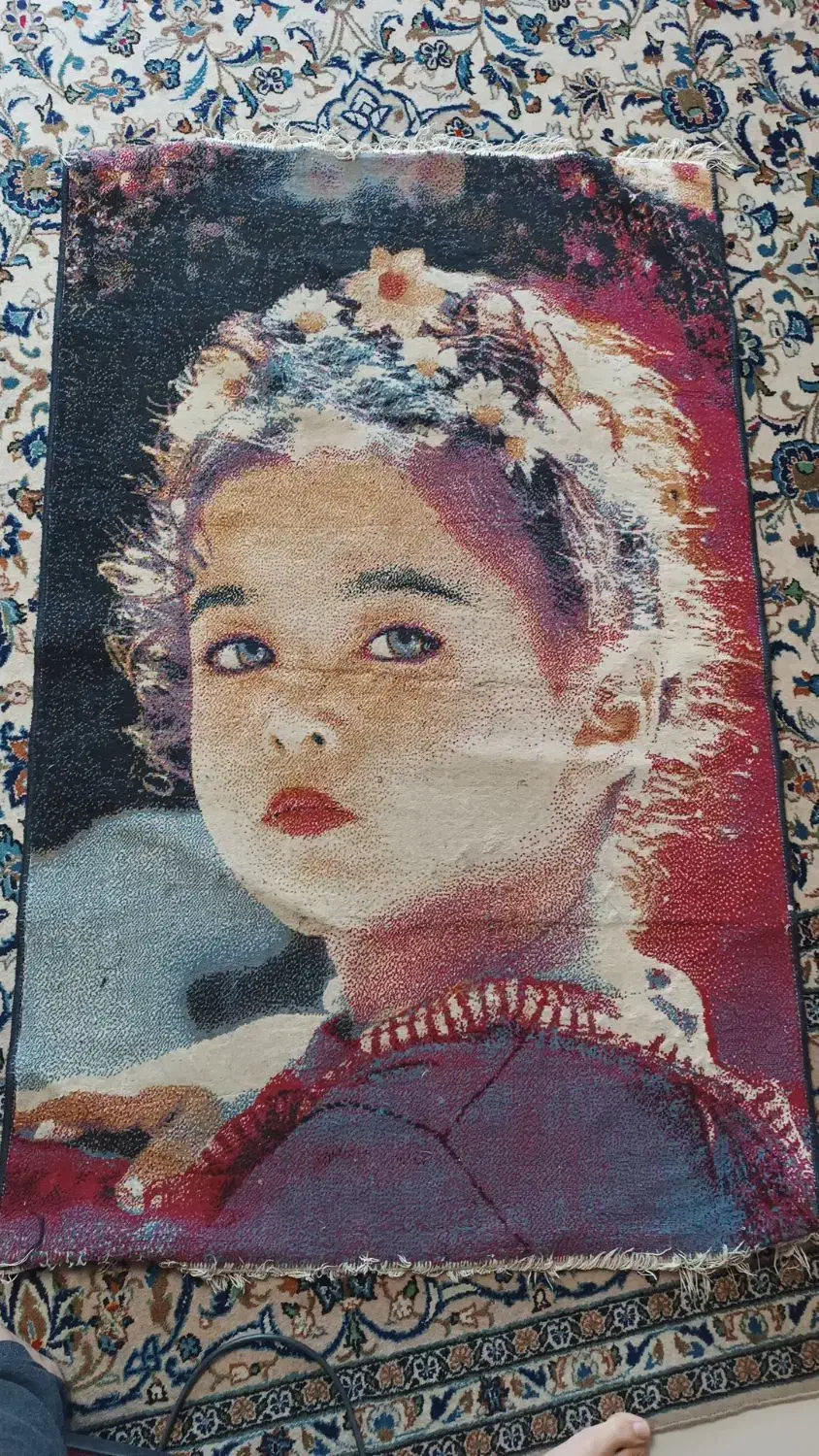 فرش ماشینی دختر بچه چشم رنگی|فرش|اصفهان, باغ دریاچه|دیوار