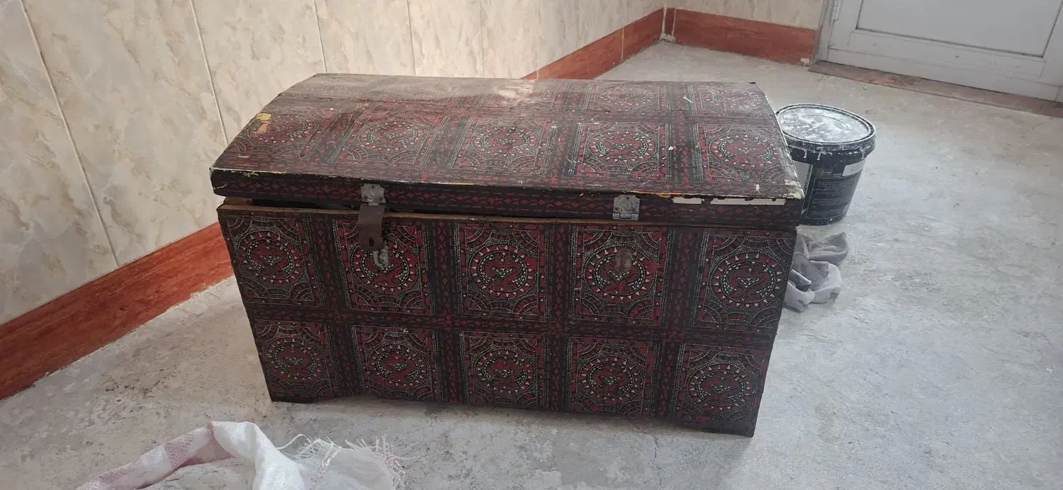 صندوقچه بزرگ|کلکسیون اشیاء عتیقه|جلین, |دیوار