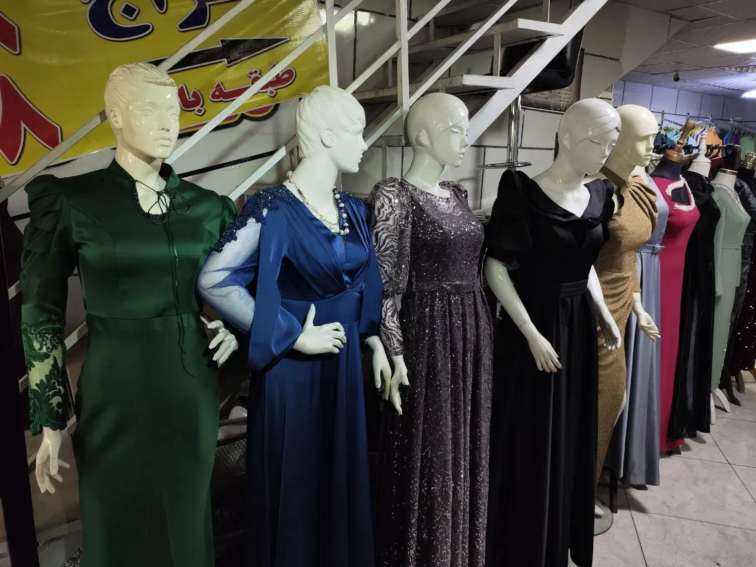 مانکن و چراغ ریلی و لامپ ورگال ویترین مغازه|فروشگاه و مغازه|کرج, المهدی|دیوار