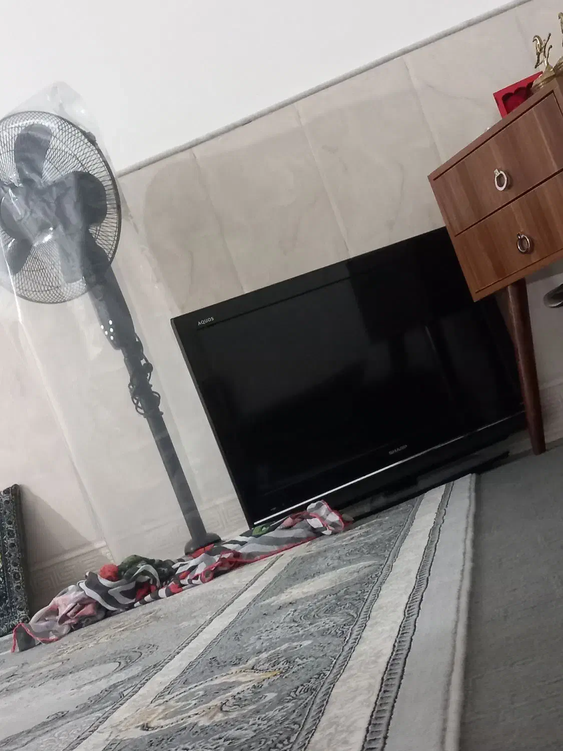 تلفزیون ۸ میلیون سالم سالم|تلویزیون و پروژکتور|ساوه, |دیوار