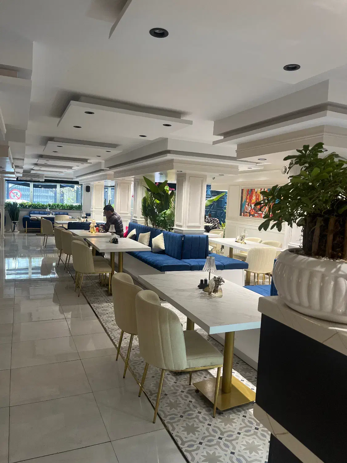 ویتر سالندار خانم|استخدام خدمات فروشگاه و رستوران|تهران, نجات اللهی|دیوار