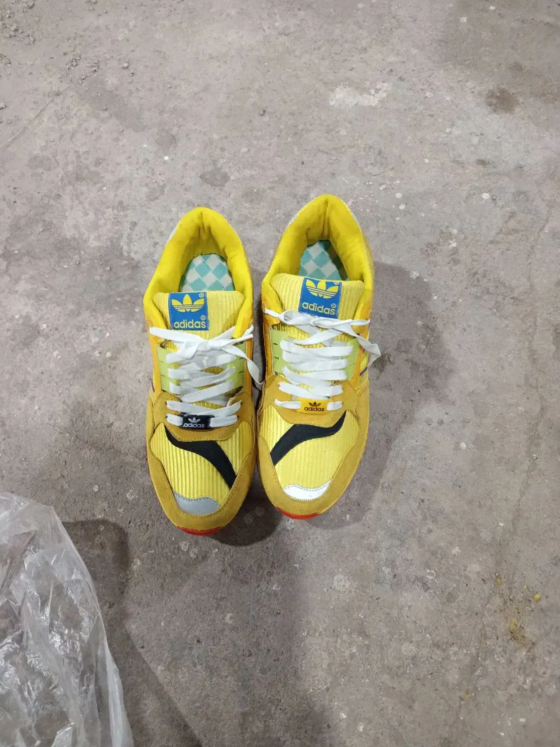 کتونی آدیداس|کیف، کفش، کمربند|قم, نیروگاه|دیوار