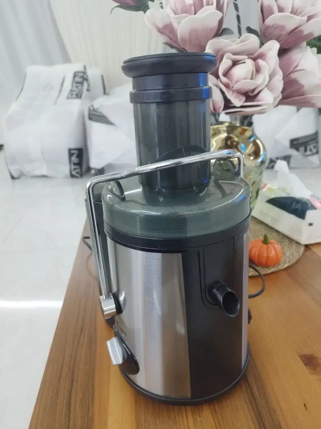 آبمیوه گیری|آبمیوه‌گیر و آب‌مرکبات‌گیر|شیراز, باغ تخت|دیوار