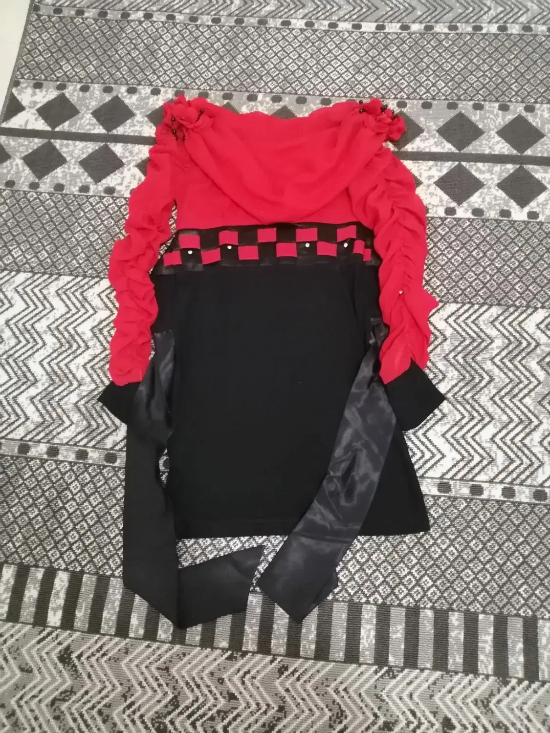 لباس ها در حد نو تمیز|لباس|نیشابور, خط کاشمر|دیوار