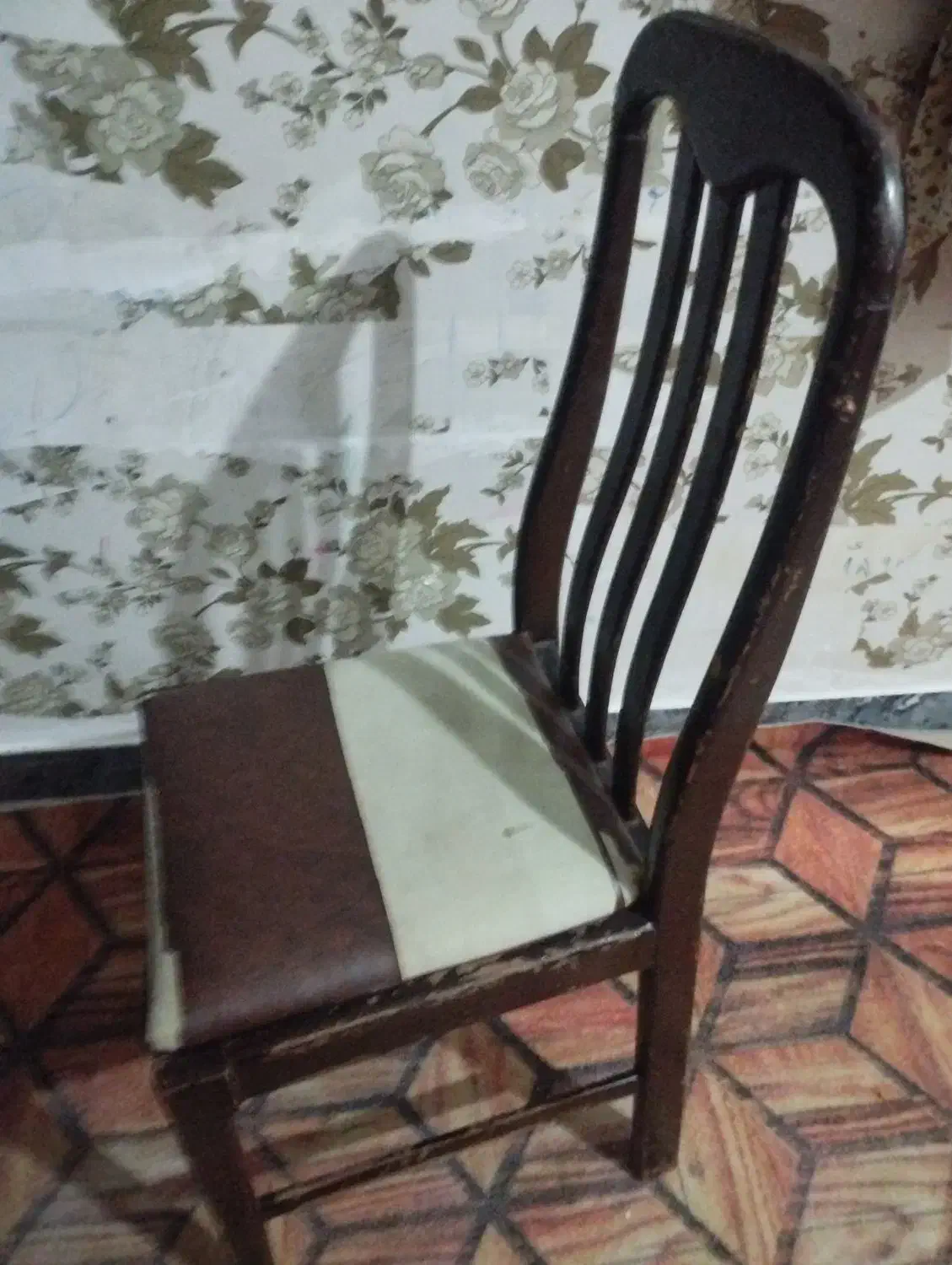 چهار تا صندلی چوبی سالم|میز و صندلی غذاخوری|شوشتر, |دیوار