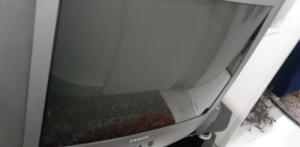 تلویزیون کارکرده و میزتلویزیون درحد نو فروش فوری|میز تلویزیون|رشت, باهنر|دیوار