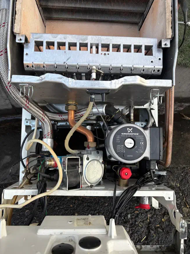 پکیچ Cald Venezia بسیار بسیار تمیز می باشد|آبگرمکن، پکیج، شوفاژ|تهران, گیشا|دیوار