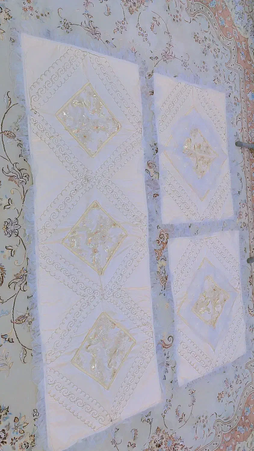 جلدپشتی وکناره سنتی،مرواریدوپولک دوزی|رختخواب، بالش، پتو|زاهدان, |دیوار