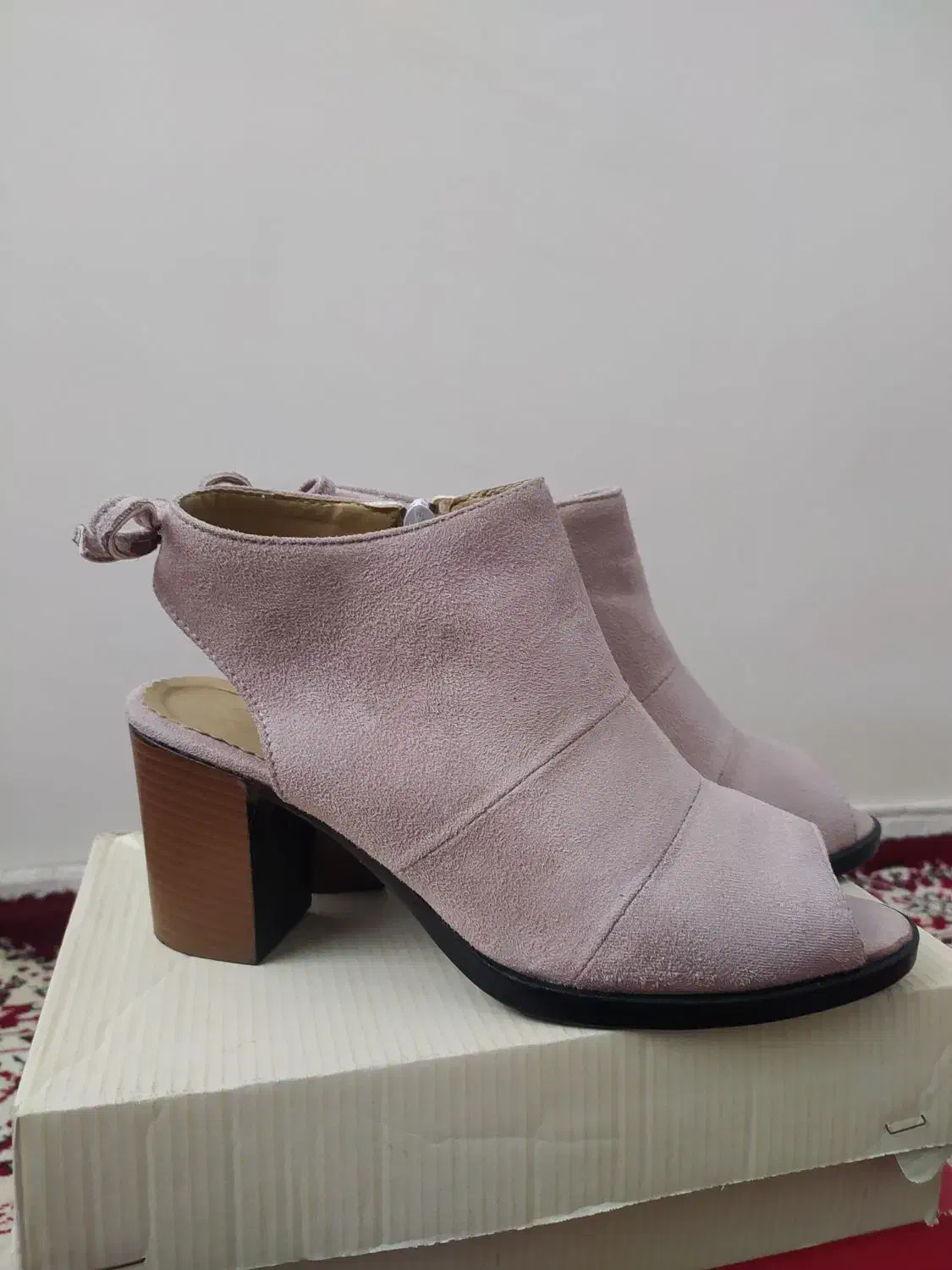 کیف وکفش|کیف، کفش، کمربند|میانه, |دیوار