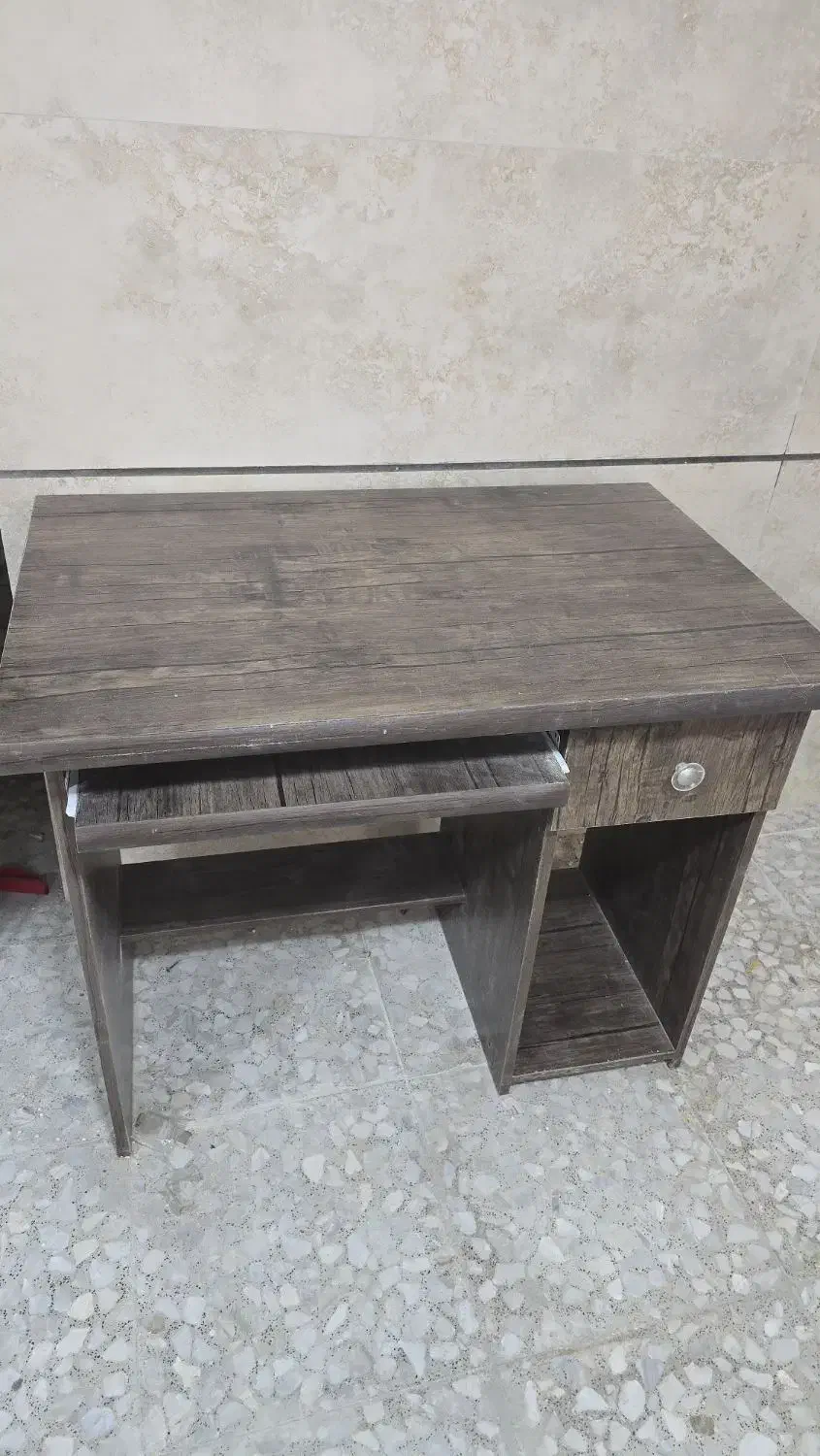 میزکامپیوتر ومقداری وسایل|حراج|اصفهان, سرچشمه|دیوار