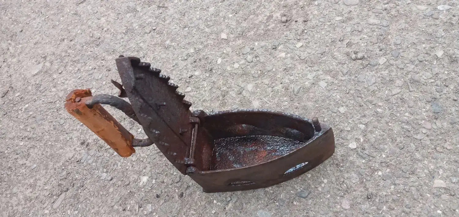 اتو قدیمی عتیقه|کلکسیون اشیاء عتیقه|رودسر, |دیوار