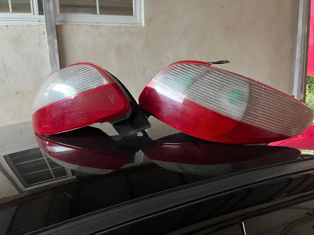 ۲ عدد چراغ عفب بالاسفید تمیز موجود|قطعات یدکی و لوازم جانبی|رشت, حومه رشت|دیوار