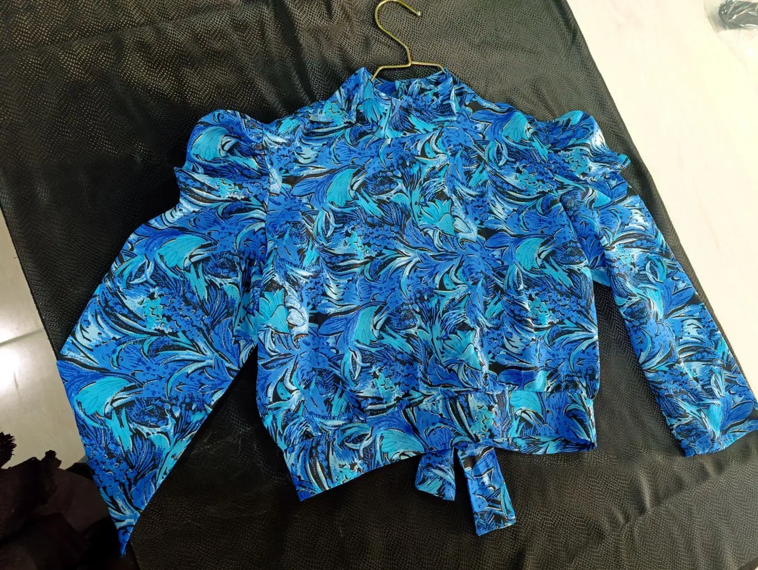 شومیز|لباس|کلاله, |دیوار