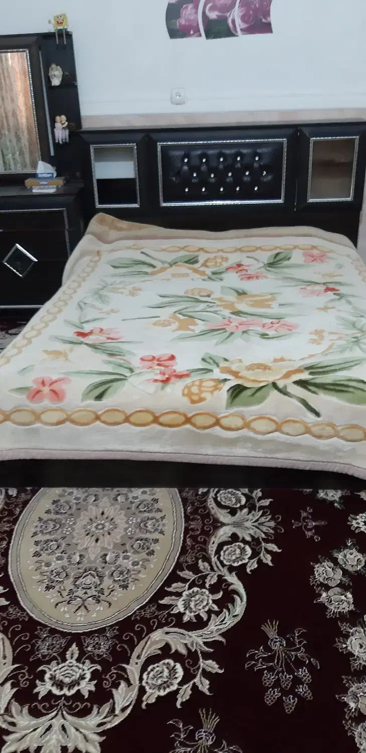 تخت خواب همراه با آینه و پاتختی درحدنو|تخت و سرویس خواب|ایرانشهر, |دیوار