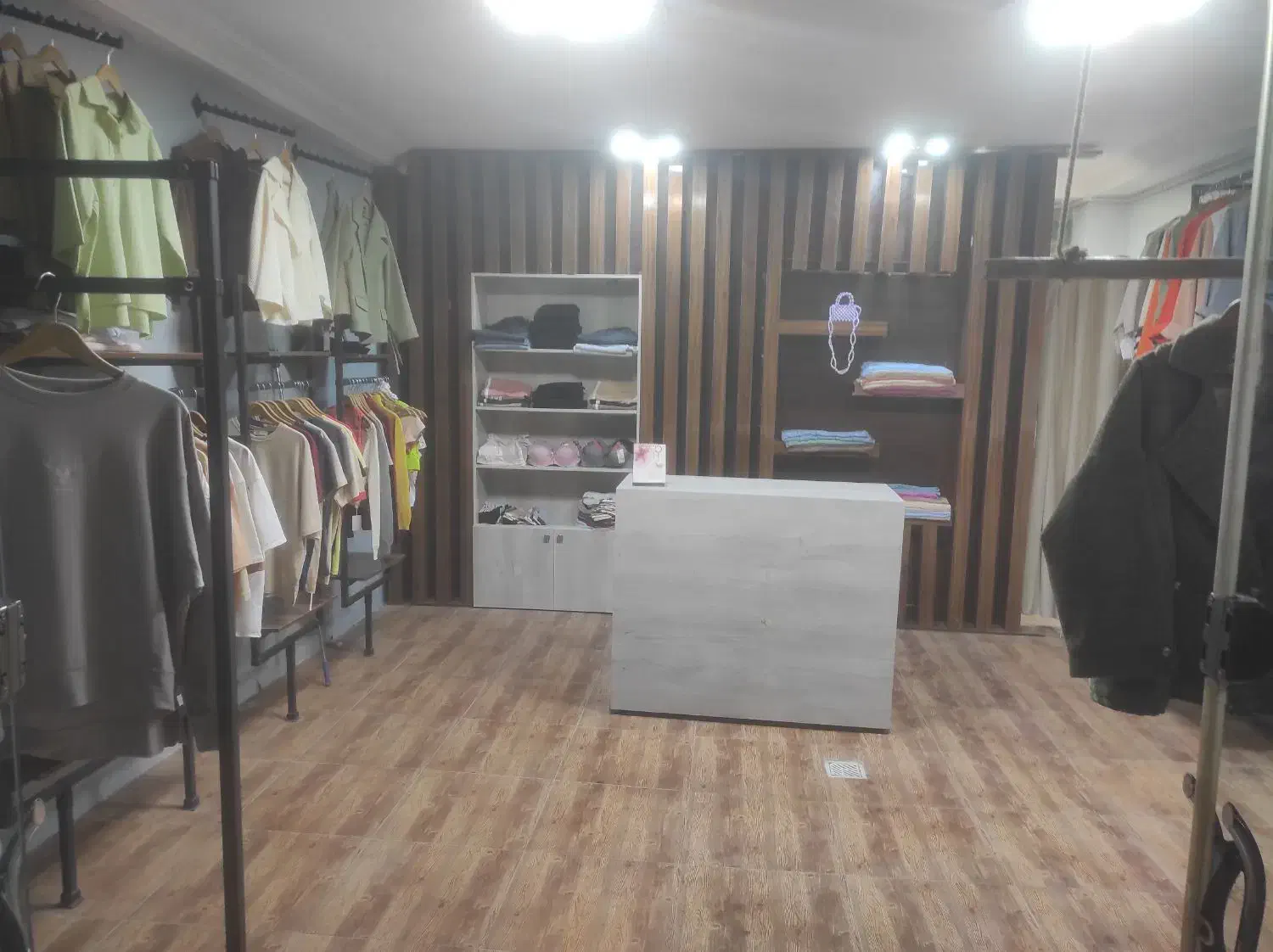 واگذاری مغازه لباس|اجارهٔ مغازه و غرفه|شیروان (خراسان), |دیوار