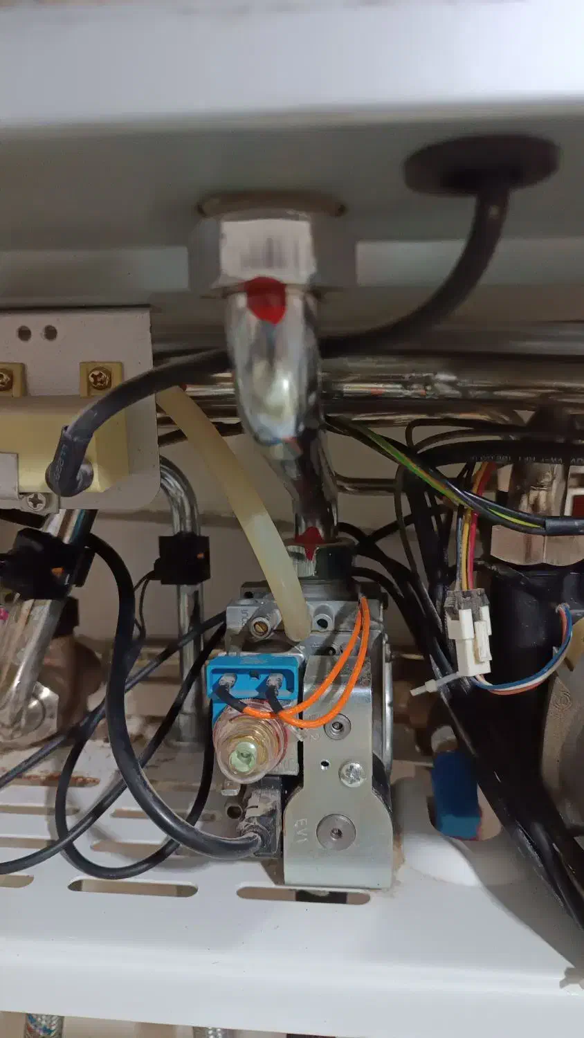 انواع پکیج رادیاتورابگرمکن 24ساعته در پرند|آبگرمکن، پکیج، شوفاژ|پرند, فاز ۶|دیوار