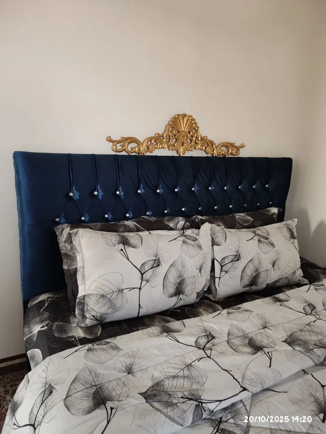 تخت خواب دو نفره بعلاوه تشک و میز آرایش|تخت و سرویس خواب|مشهد, الهیه|دیوار