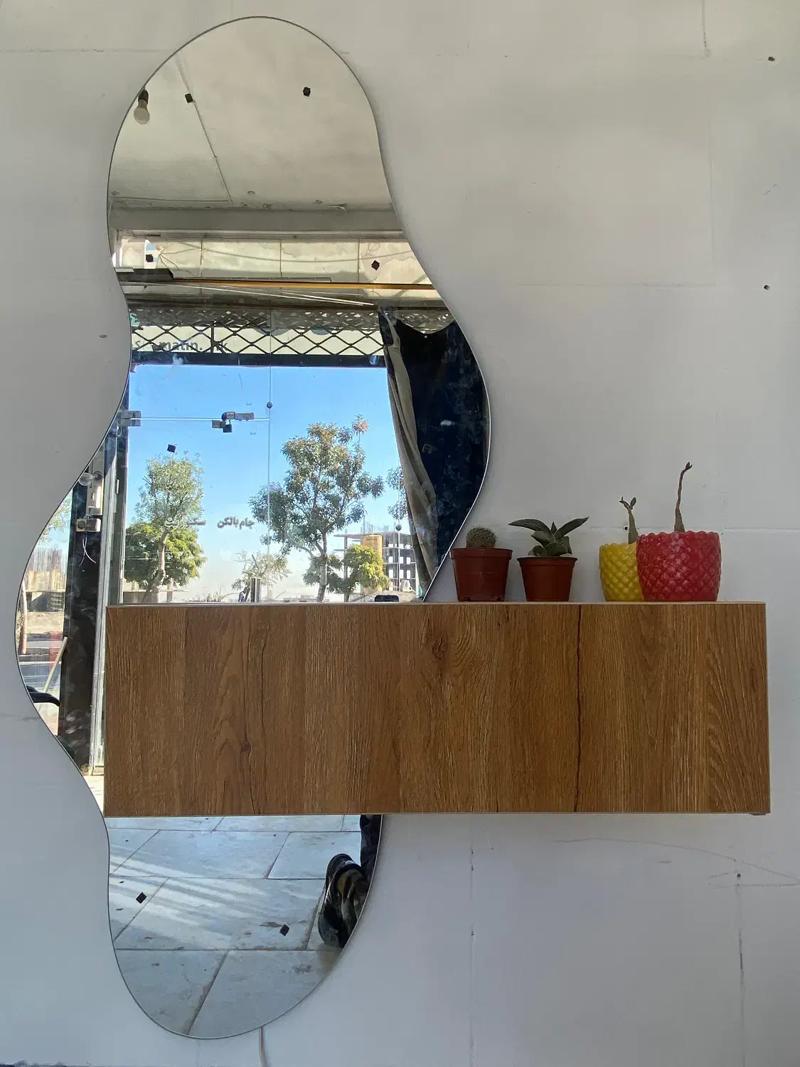 اینه قدی|آینه|کرج, بنیاد|دیوار