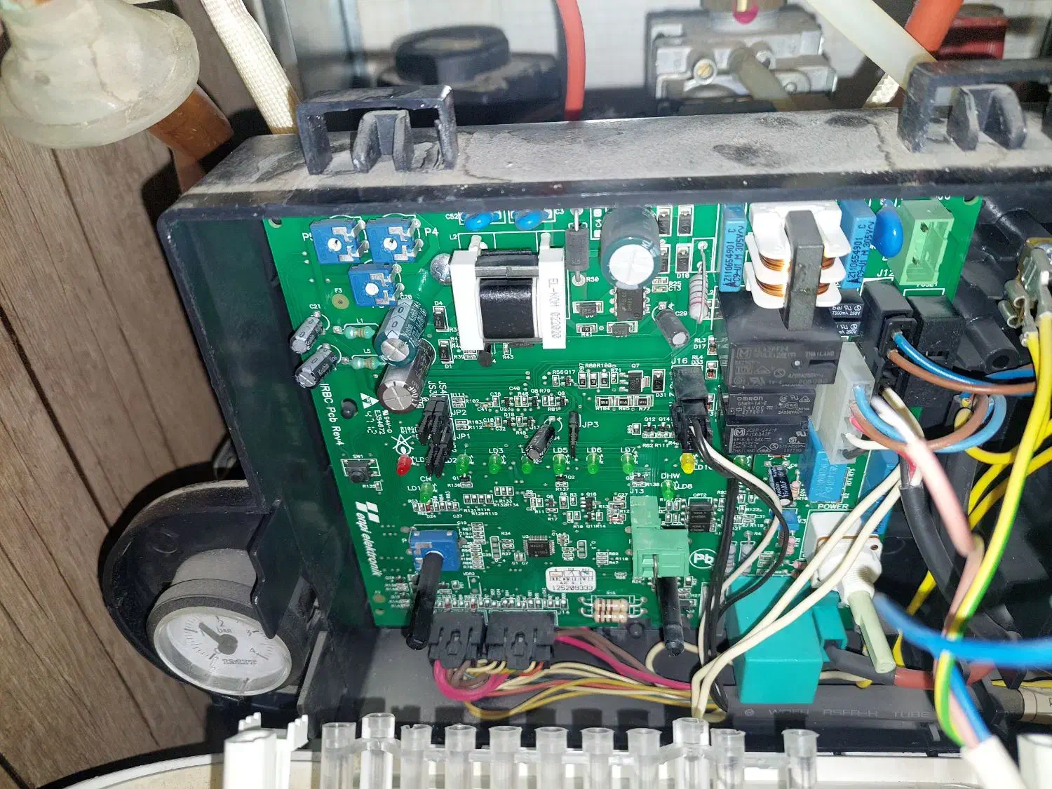 تعمیرات وسرویس پکیج دیواری|آبگرمکن، پکیج، شوفاژ|شاهین‌شهر, دکتر حسابی|دیوار