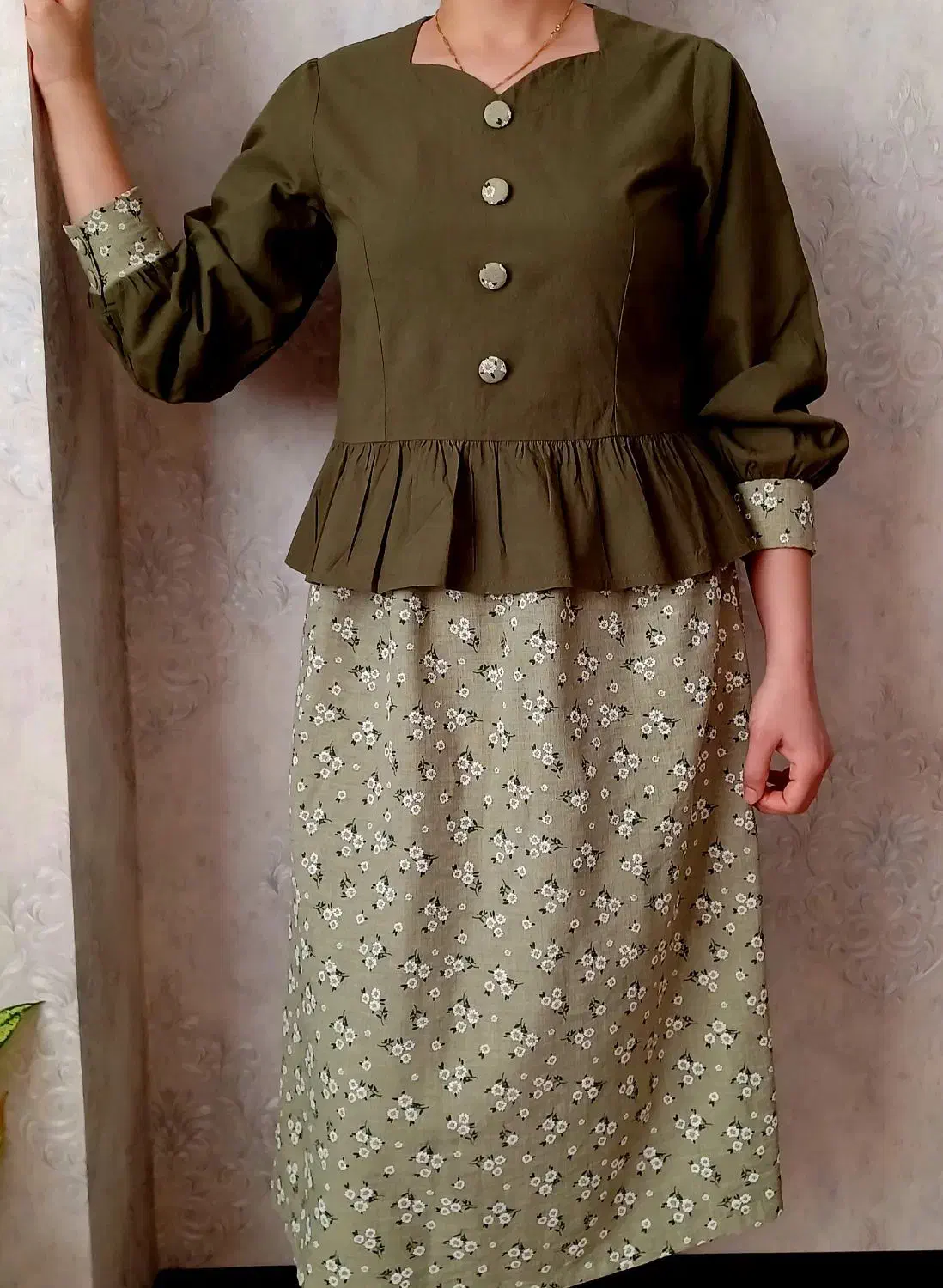 تعدادی لباس|لباس|صدرا-فارس, فاز ۱|دیوار