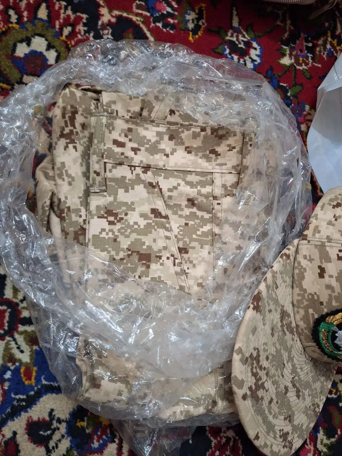 ست لباس ارتش|لباس|شیراز, ارم|دیوار