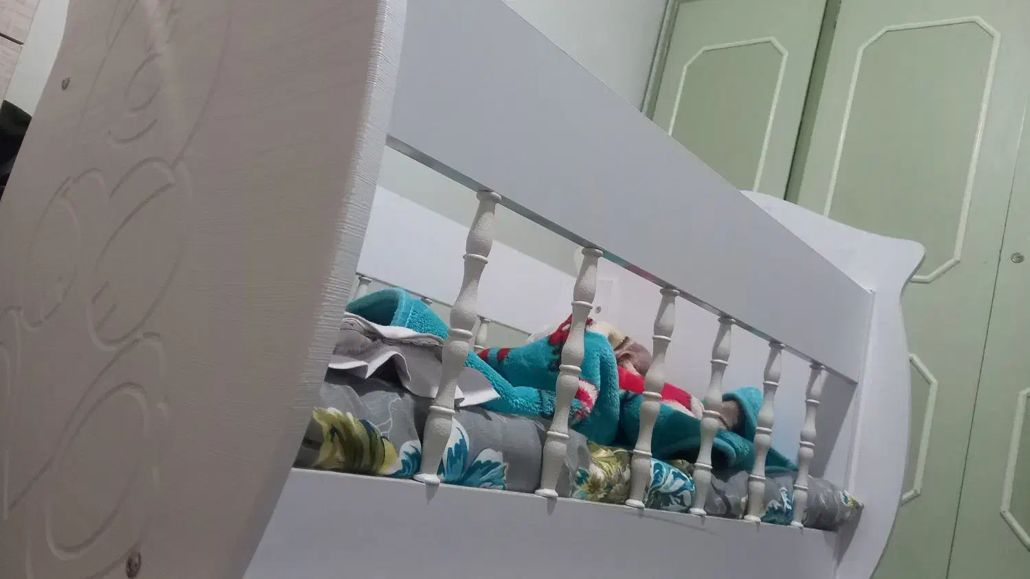 گهواره زیبا و تر تمیز|تخت و سرویس خواب|شاهینشهر, شهرک گلدیس|دیوار