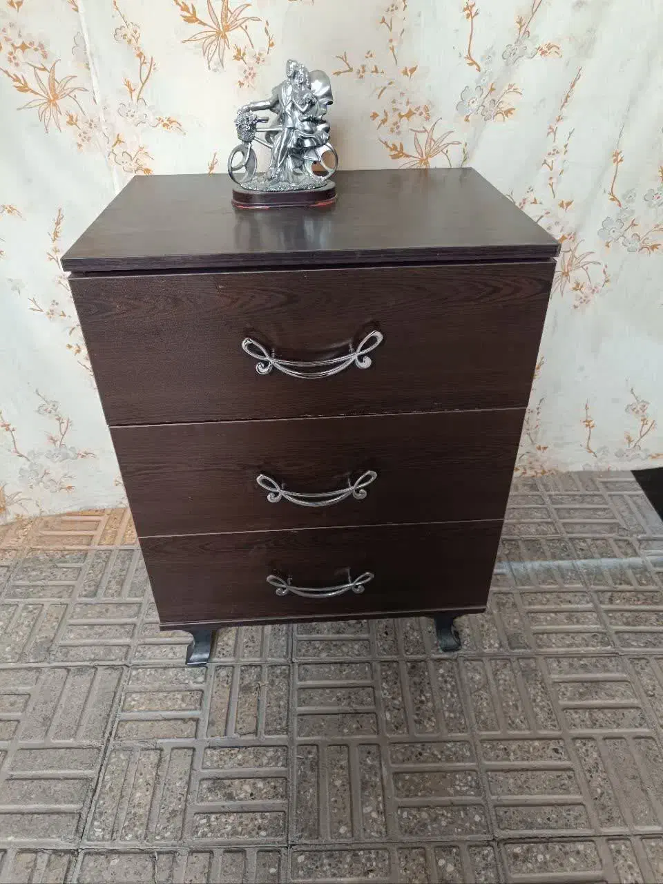 دراور یا پاتختی با سه کشو ریلی|جاکفشی، کمد، دراور|شاهین‌شهر, مخابرات (شهید بهشتی)|دیوار