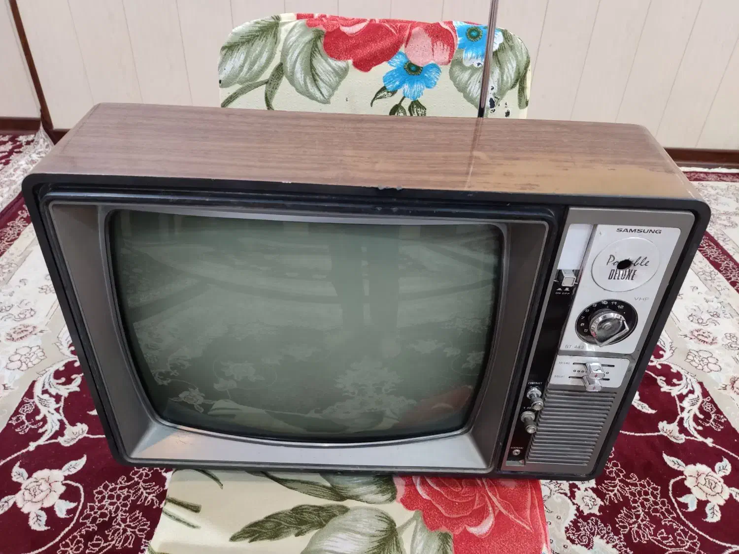 تلویزیون چوبی قدیمی با قدمت ۴۰ سال|کلکسیون اشیاء عتیقه|بافق, |دیوار