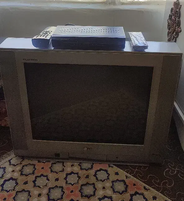 تلویزیون ال جی(LG) به همراه دستگاه دیجیتال|تلویزیون و پروژکتور|بروجرد, |دیوار