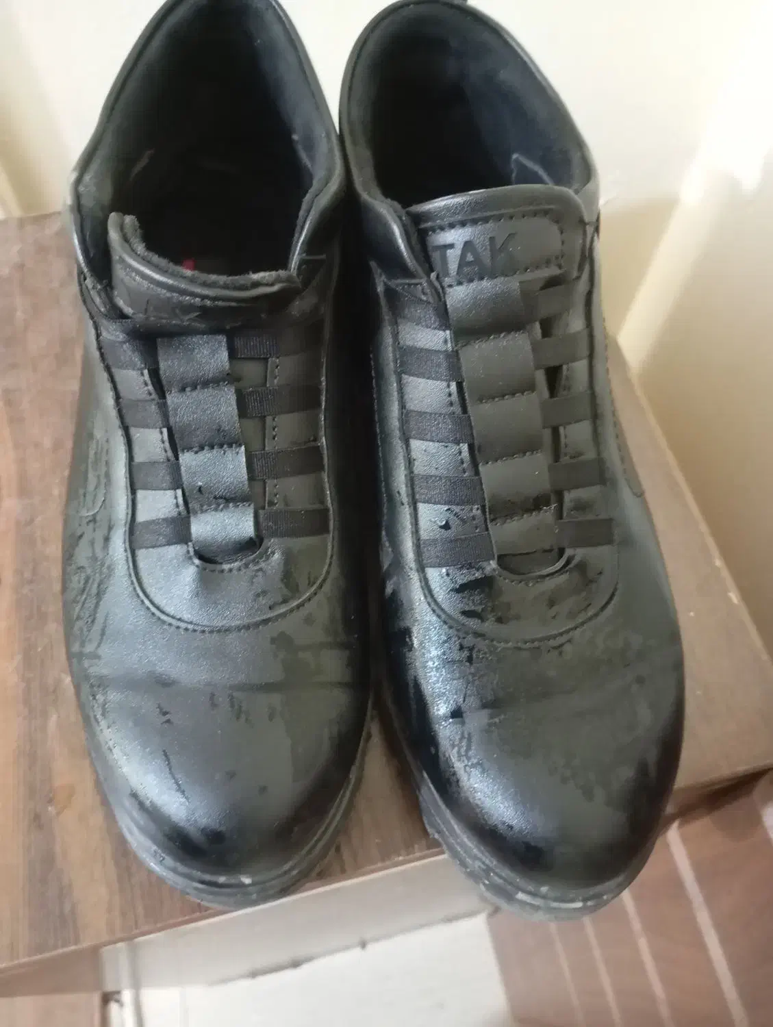 سلام‌یک‌جفت‌بوت‌وکفش‌وجلسی‌بفروش‌میرسد|کیف، کفش، کمربند|بروجرد, |دیوار