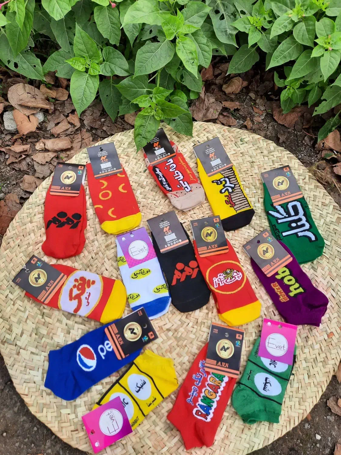 جوراب نوستالژی ساقه طلایی|لباس|رشت, هلال احمر|دیوار