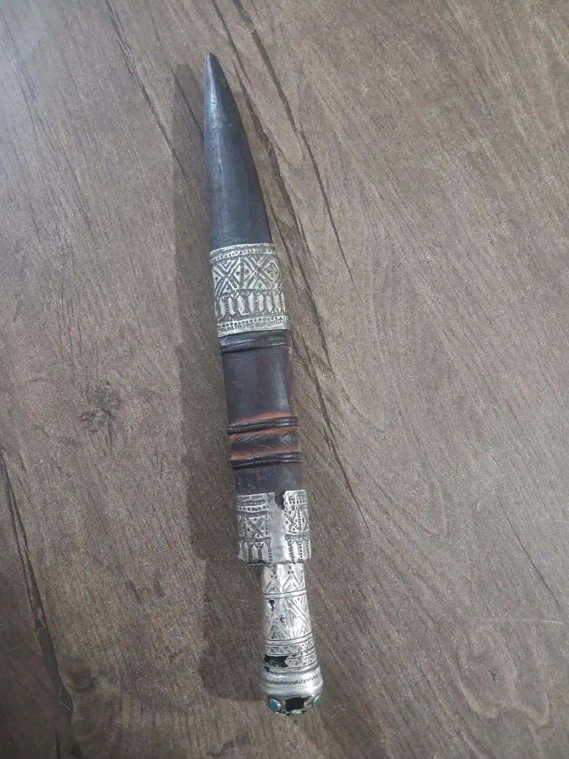 خنجر عتیقه نقره کوب شده|کلکسیون اشیاء عتیقه|صدرا-فارس, فاز ۱|دیوار