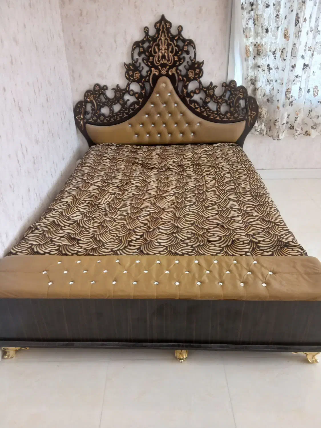 فروش تخت دو نفره با تشک رویال تمیز و در حد نو|تخت و سرویس خواب|هرسین, |دیوار