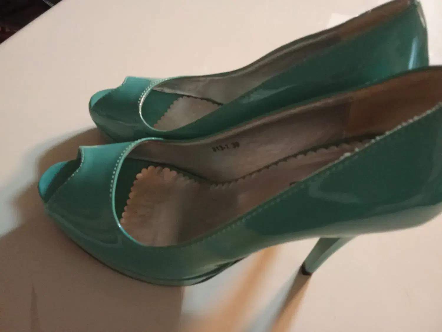 کفش مجلسی|کیف، کفش، کمربند|میانه, |دیوار