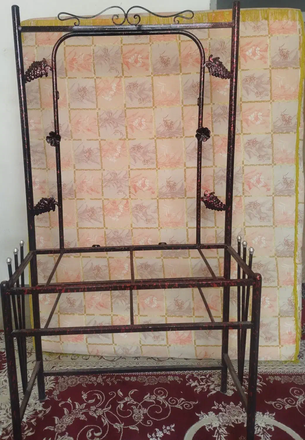 تخت دونفره فرفوژه با تشک نو نو|تخت و سرویس خواب|کرمان, |دیوار