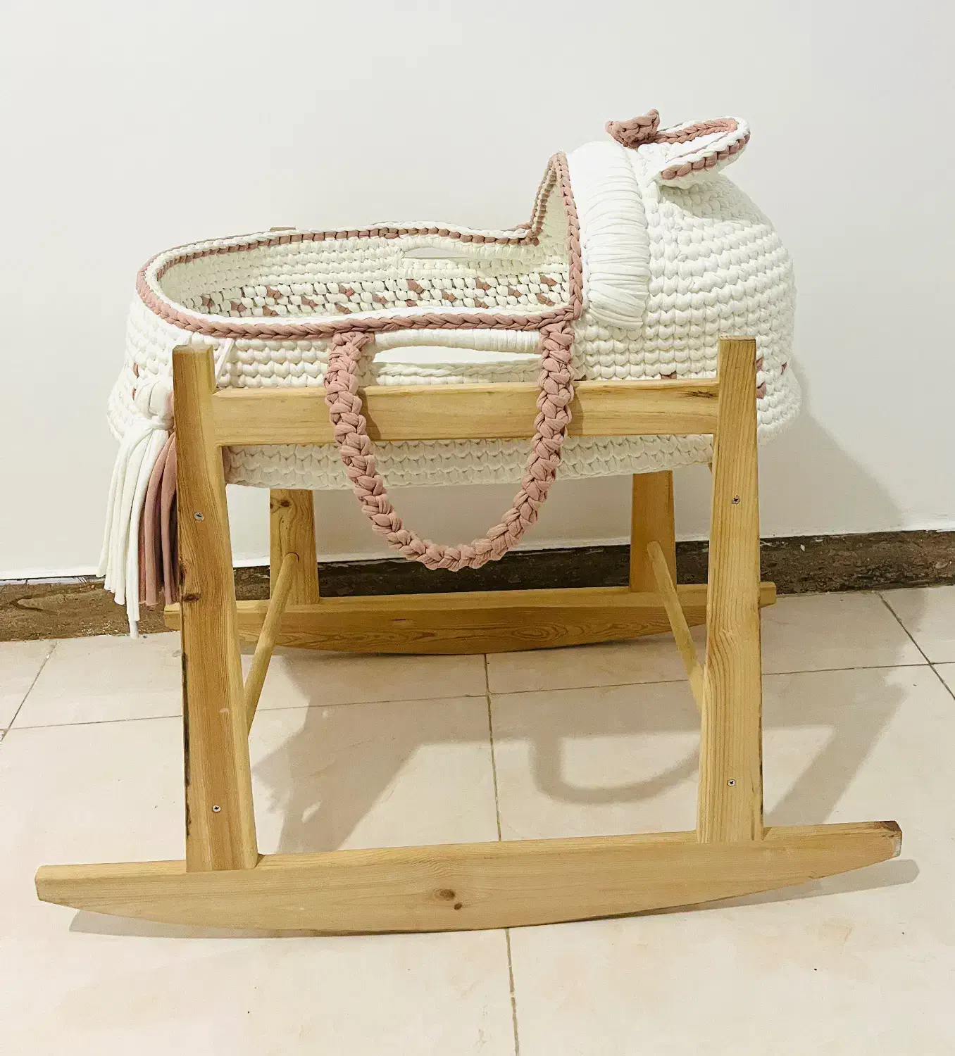 گهواره نوزاد نو نو بسیار شیک و تمیز|تخت و صندلی بچه|نسیمشهر, |دیوار