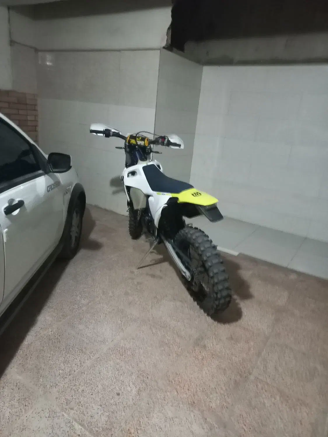 فلات طرح هاسگی|موتورسیکلت|اندیشه, اندیشه فاز ۱|دیوار