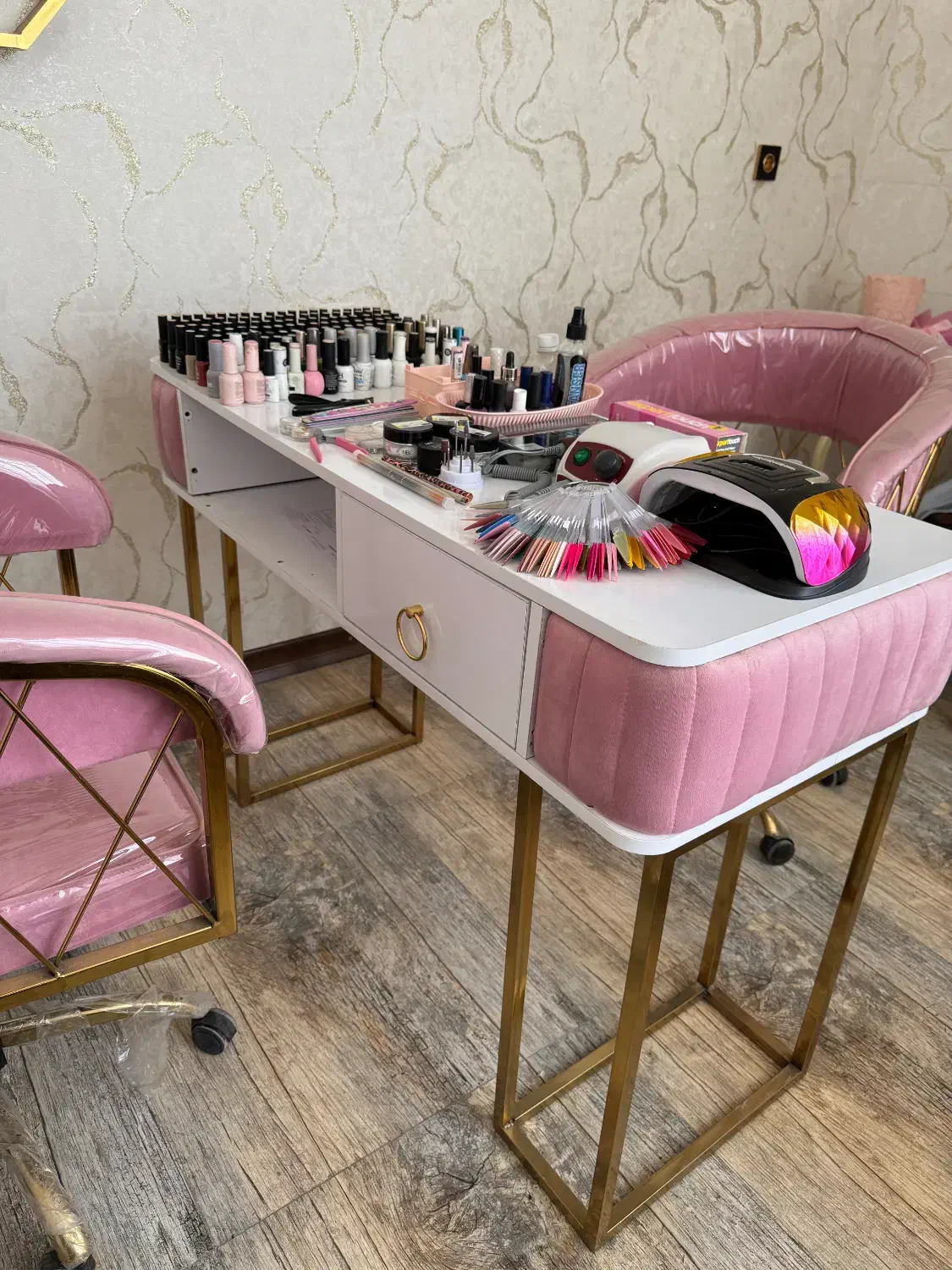 میز ناخن در حد نو|آرایشگاه و سالن‌های زیبایی|دزفول, |دیوار