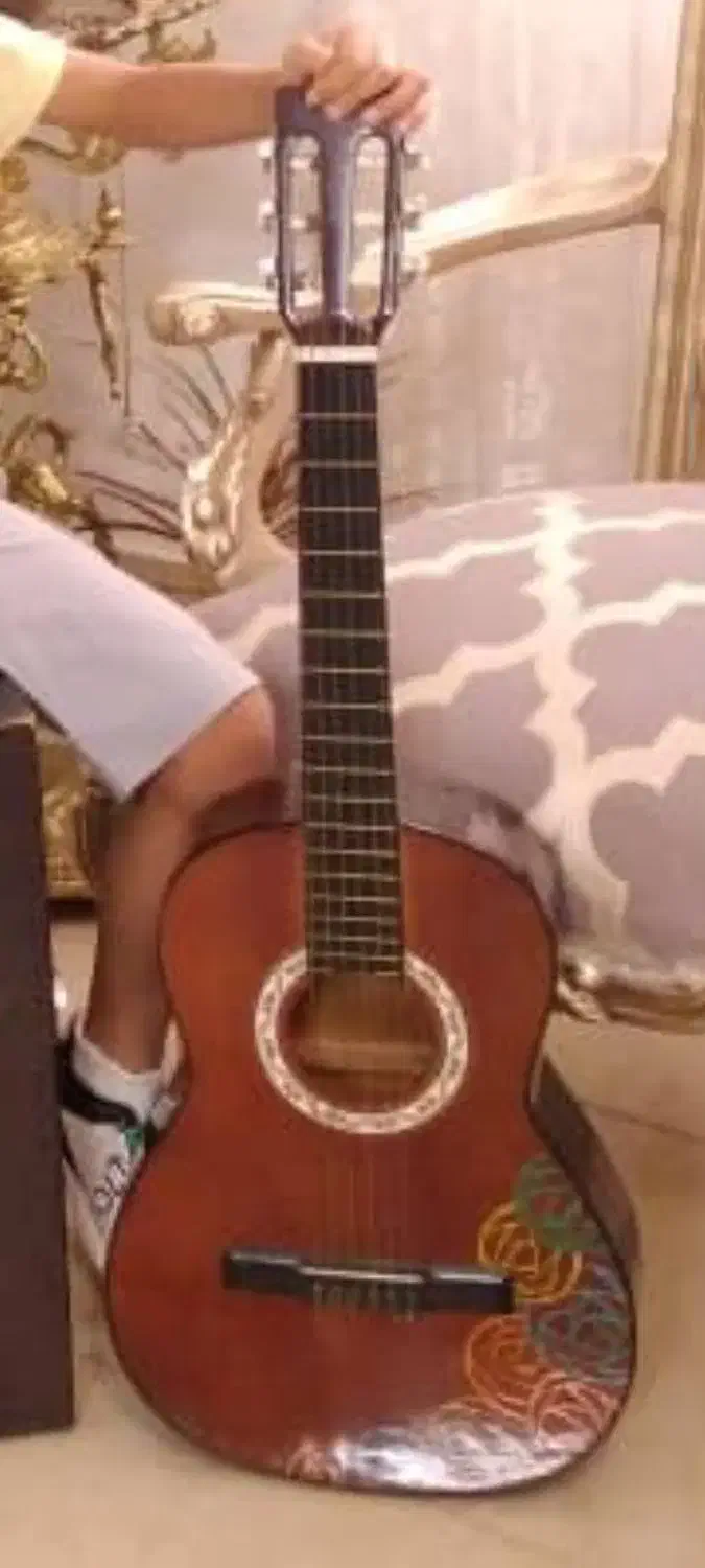 گیتار|گیتار، بیس، امپلیفایر|رباط‌کریم, رباط‌کریم|دیوار