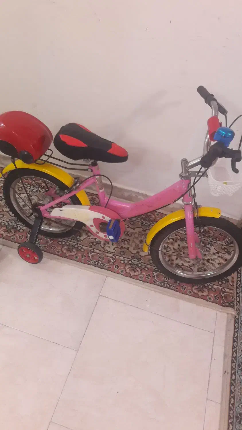 دوچرخه دخترونه.|دوچرخه، اسکیت، اسکوتر|بومهن, |دیوار