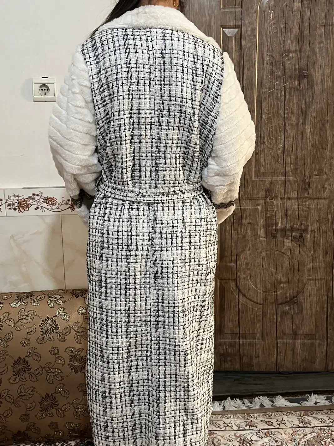پالتو نو|لباس|رباط‌کریم, ده‌حسن|دیوار
