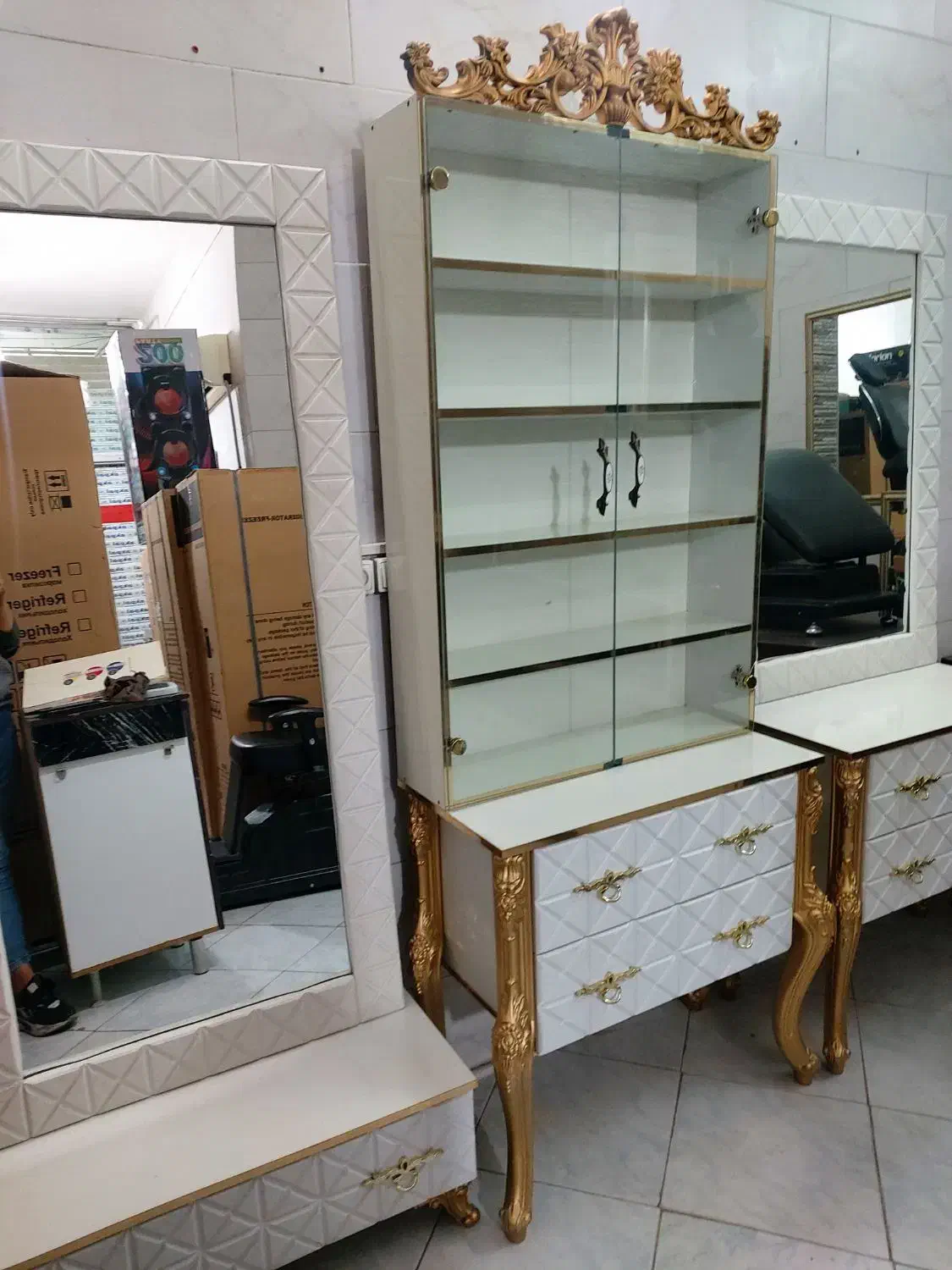 دکور آرایشگاه ،آینه،صندلی اصللح ،سرشور،پاف ترولی|آرایشگاه و سالنهای زیبایی|باقرشهر, |دیوار