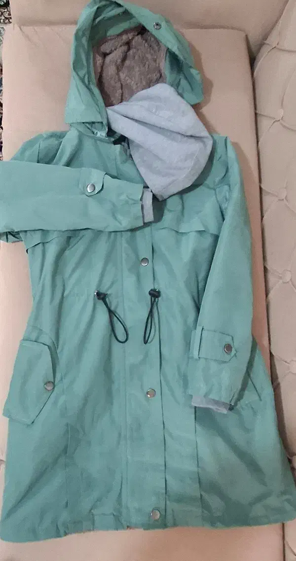 کاپشن|لباس|فیروزه, |دیوار