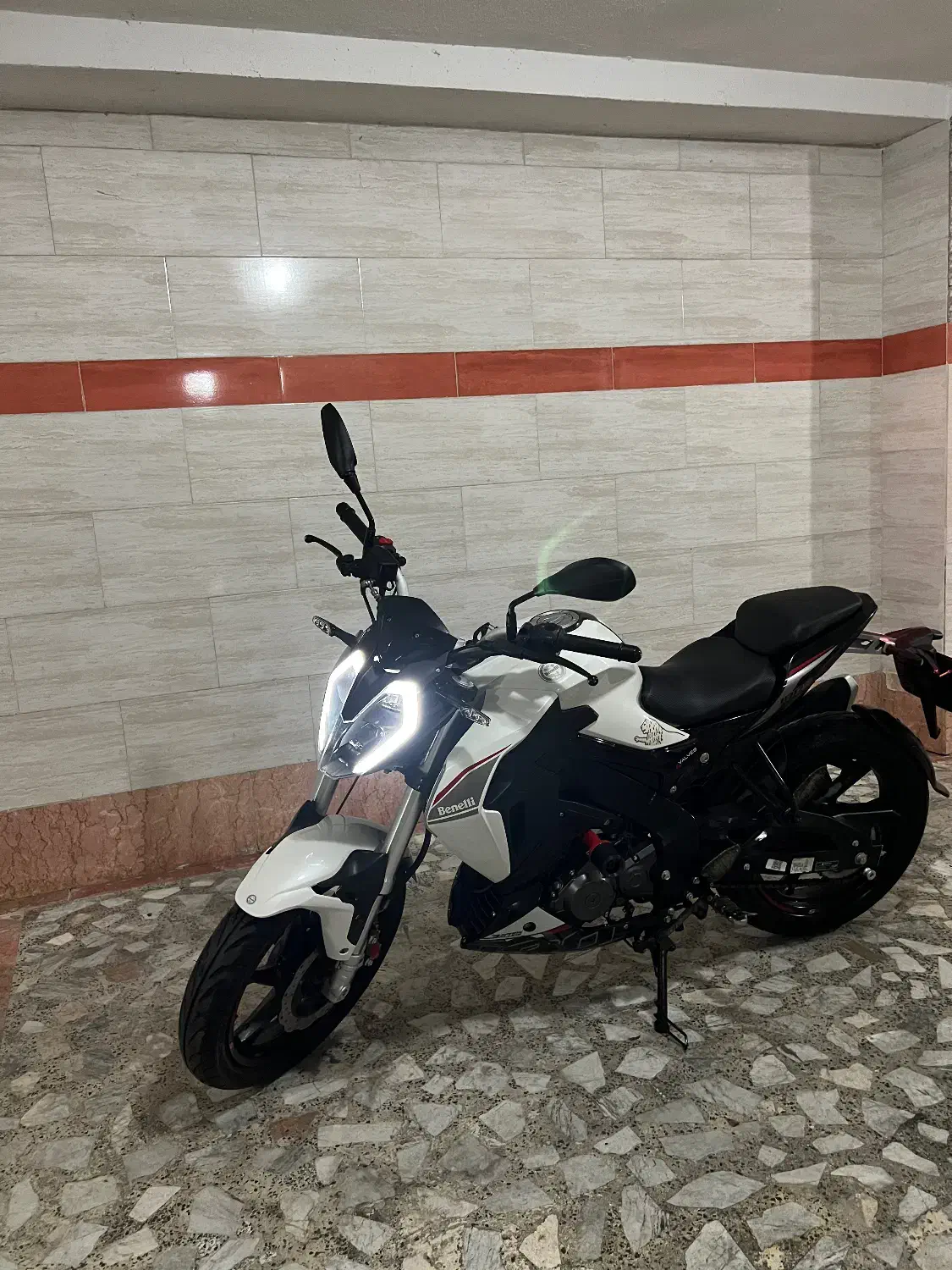 بنلی ۱۸۰|موتورسیکلت|رشت, چله خانه|دیوار