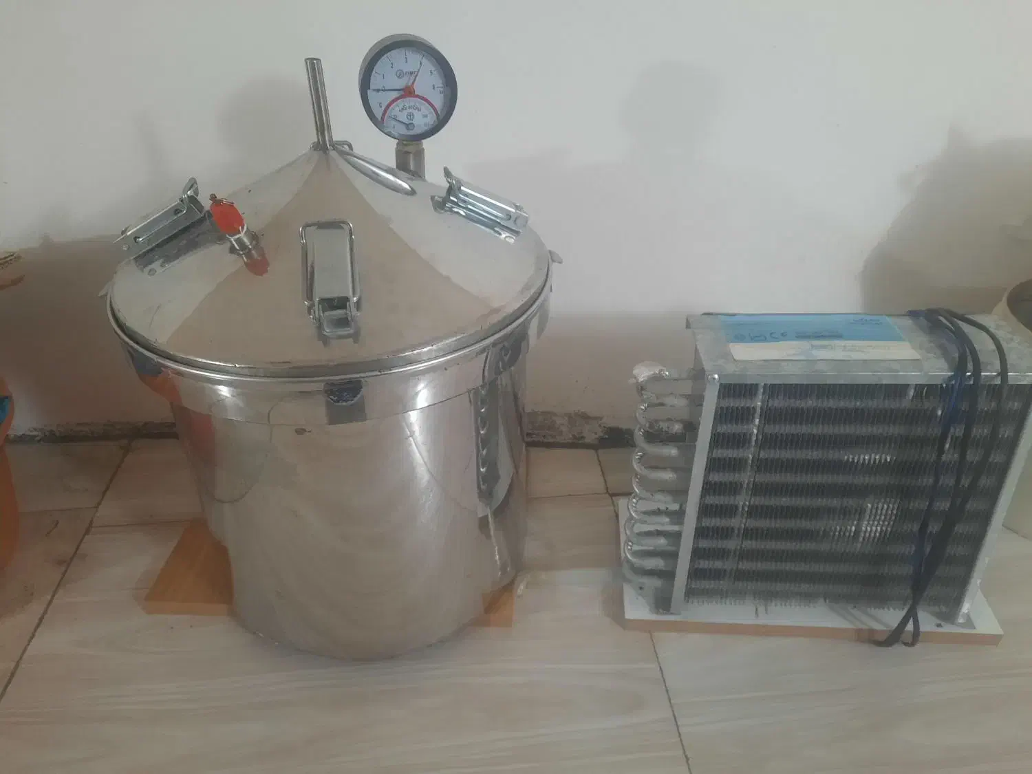 تقطیر گلاب گیر|ظروف پختوپز|حویق, |دیوار