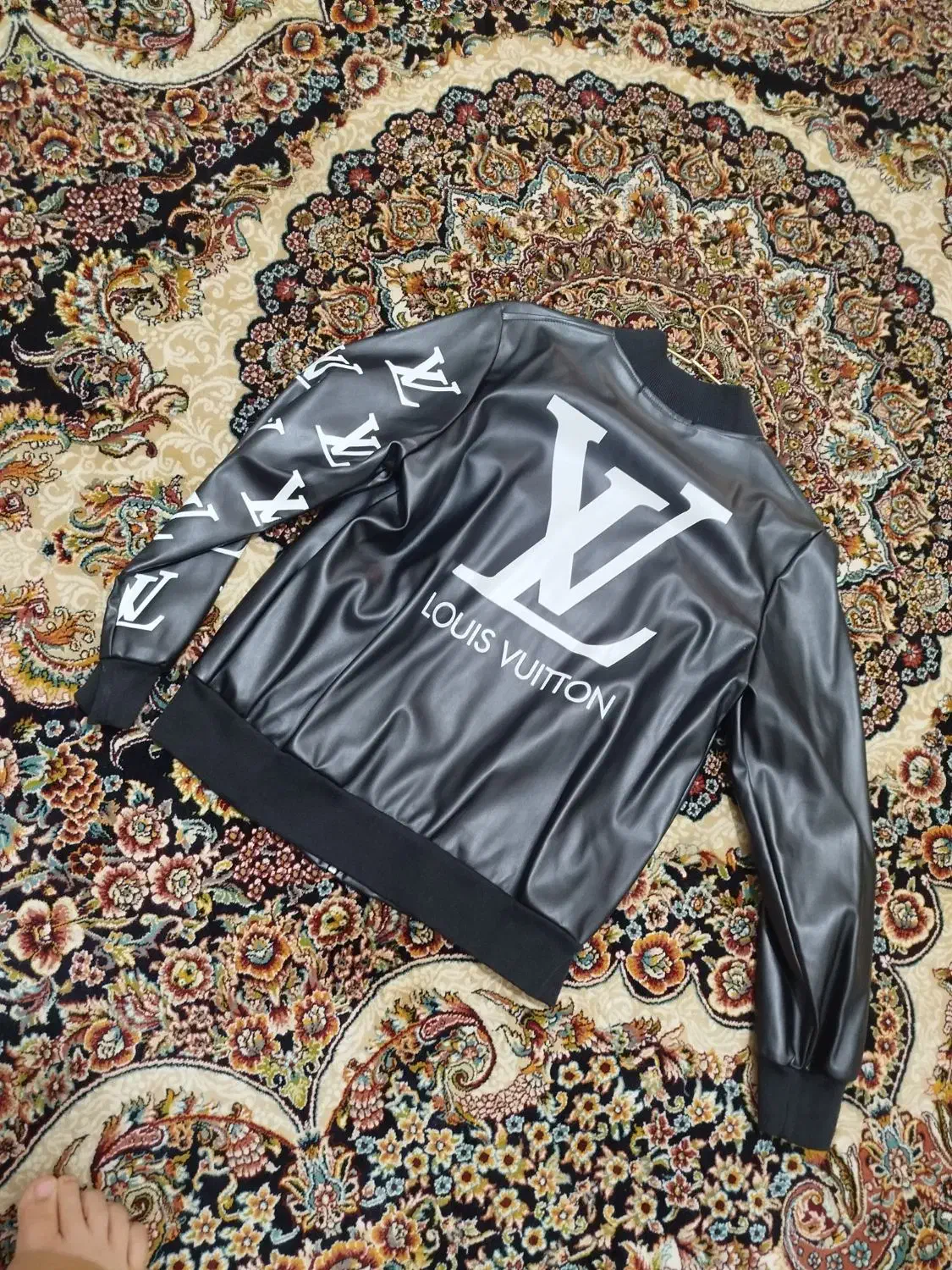 سویشرت طرح چرم|لباس|پیشوا, |دیوار