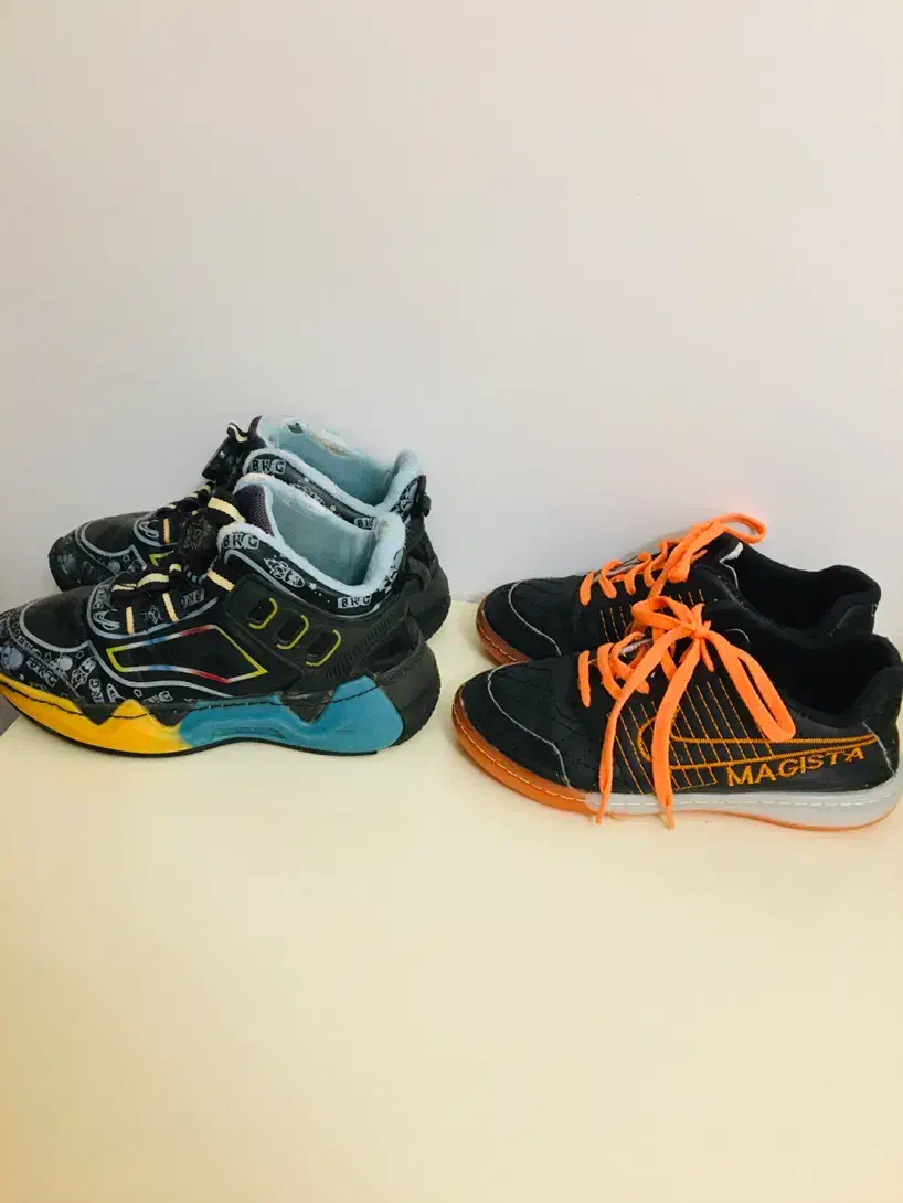 دو جفت کفش سایز ۳۲|کفش و لباس بچه|گنبد کاووس, |دیوار